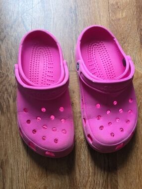 CROCS Classic Clog in Bright Pink